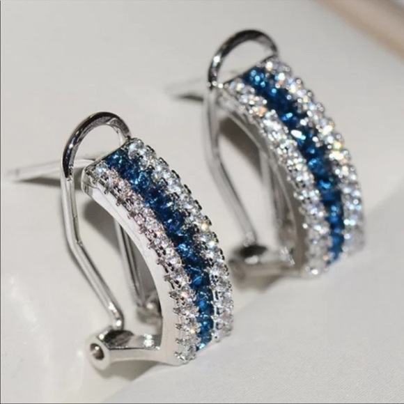 NEW 18K WHITE GOLD DIAMOND STUD EARRINGS - Picture 3 of 5